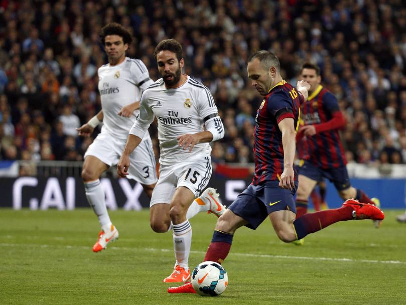 Al 7&#39; del primo tempo Iniesta porta in vantaggio il Barcellona. Reuters